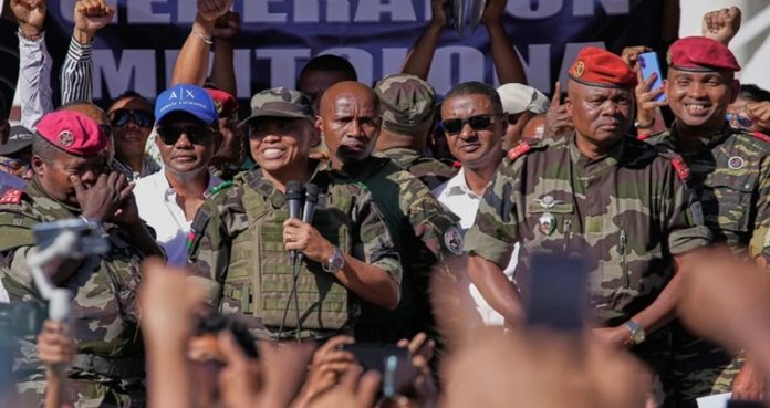 मेडागास्कर में तख्तापलट करने वाले सैन्य अधिकारी संभालेंगे राष्ट्रपति पद, जल्द लेंगे शपथ मेडागास्कर में तख्तापलट करने वाले सैन्य अधिकारी संभालेंगे राष्ट्रपति पद, जल्द लेंगे शपथ