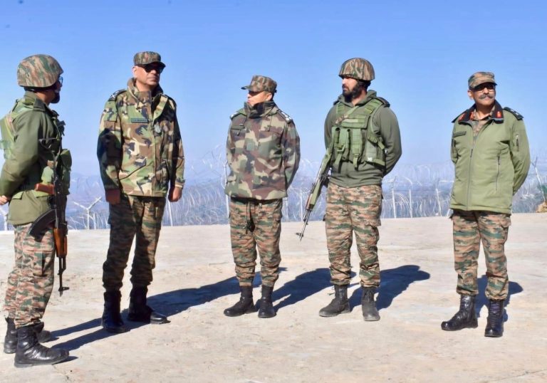 लेफ्टिनेंट जनरल पी. के. मिश्रा ने राजौरी-पुंछ सेक्टरों में नियंत्रण रेखा पर तैयारियों की समीक्षा की