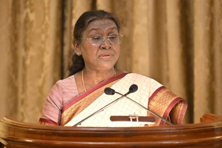 राष्ट्रपति मुर्मू और उपराष्ट्रपति सी.पी. राधाकृष्णन ने कुरनूल दुर्घटना में लोगों की मृत्यु पर शोक व्यक्त किया