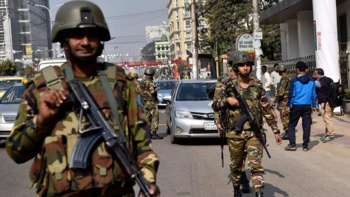 बांग्लादेश की सेना ने अधिकारियों को हिरासत में लिया, शेख हसीना समेत 30 आरोपितों के खिलाफ किए गए थे वारंट जारी