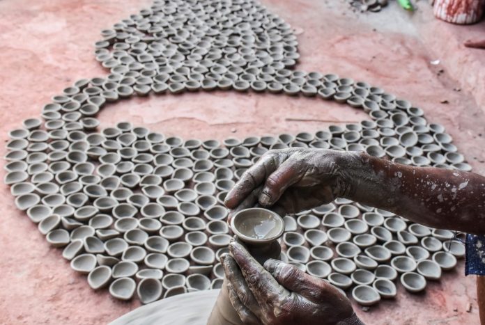 उत्तर प्रदेश के दिव्य दिवाली मेले में प्रदर्शित होंगे दिव्यांगों द्वारा निर्मित हस्तशिल्प और वस्तुएं उत्तर प्रदेश के दिव्य दिवाली मेले में प्रदर्शित होंगे दिव्यांगों द्वारा निर्मित हस्तशिल्प और वस्तुएं