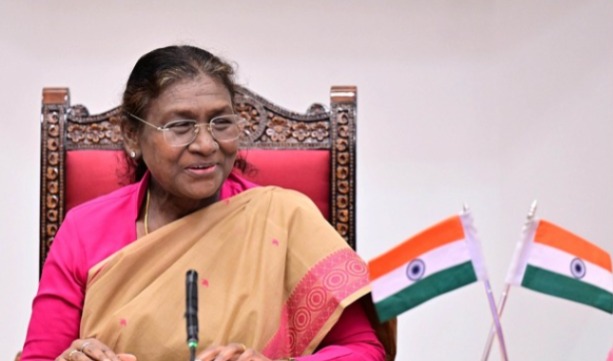 राष्ट्रपति द्रौपदी मुर्मू ने केरल के सबरीमाला मंदिर में पूजा-अर्चना की राष्ट्रपति द्रौपदी मुर्मू ने केरल के सबरीमाला मंदिर में पूजा-अर्चना की