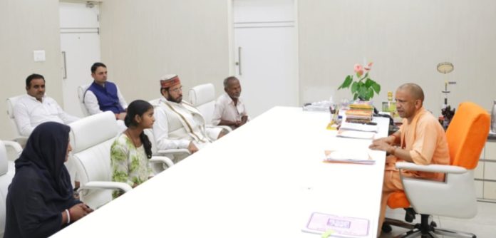 रायबरेली : चोरी के आरोप में पीटकर मारे गए हरिओम बाल्मीकि के परिवार से मिले सीएम योगी