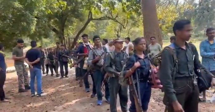 छत्तीसगढ़ के कांकेर जिले में 21 माओवादियों ने किया आत्मसमर्पण छत्तीसगढ़ के कांकेर जिले में 21 माओवादियों ने किया आत्मसमर्पण