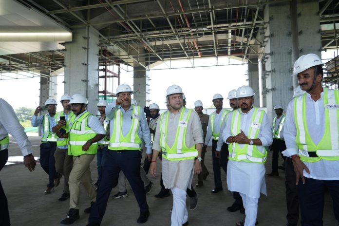 रेल मंत्री अश्विनी वैष्णव ने गुजरात में निर्माणाधीन बिलिमोरा बुलेट ट्रेन स्टेशन का किया दौरा