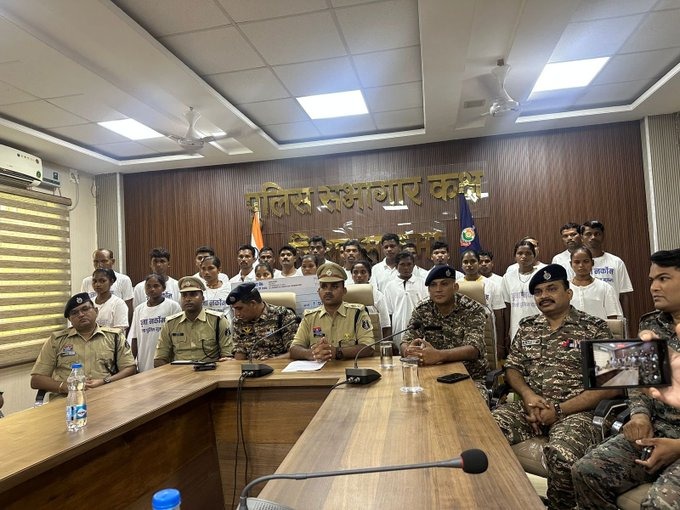 छत्तीसगढ़ : सुकमा जिले में 27 माओवादियों ने किया आत्मसमर्पण छत्तीसगढ़ : सुकमा जिले में 27 माओवादियों ने किया आत्मसमर्पण