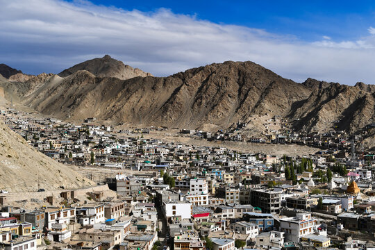 लेह ज़िले में स्कूल और सार्वजनिक परिवहन सेवाएं फिर से शुरू