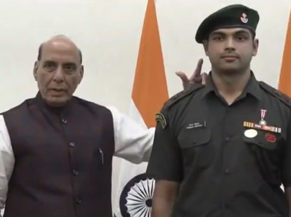 भाला फेंक खिलाड़ी नीरज चोपड़ा को भारतीय सेना में लेफ्टिनेंट कर्नल की मानद उपाधि प्रदान की गई भाला फेंक खिलाड़ी नीरज चोपड़ा को भारतीय सेना में लेफ्टिनेंट कर्नल की मानद उपाधि प्रदान की गई