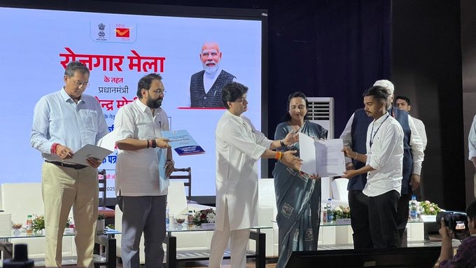 गुजरात : केंद्रीय मंत्री ज्योतिरादित्य सिंधिया ने वडोदरा में आयोजित रोज़गार मेले में 86 उम्मीदवारों को वितरित किए नियुक्ति पत्र