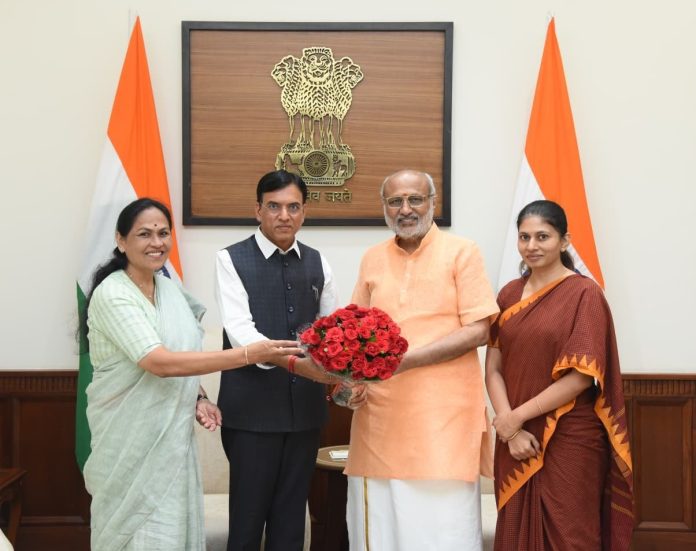 खेल मंत्री मनसुख मांडविया ने उपराष्ट्रपति सी. पी. राधाकृष्णन से संसद भवन में भेंट की