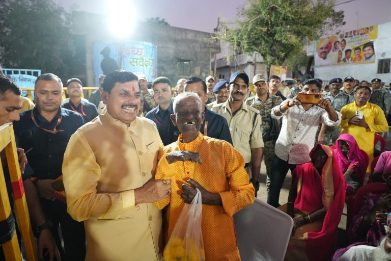 मुख्यमंत्री डॉ. यादव ने उज्जैन में कुष्ठ धाम में मनाई दीपावली