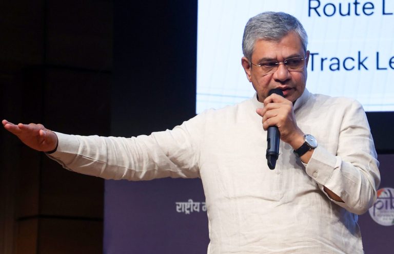 पिछले महीने भारत से स्‍मार्ट फोन का निर्यात एक अरब 80 करोड़ अमरीकी डॉलर तक पहुंचा: केंद्रीय मंत्री अश्विनी वैष्‍णव