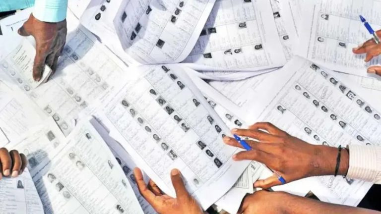निर्वाचन आयोग ने पश्चिम बंगाल में एक हज़ार से अधिक बूथ लेवल अधिकारियों को निर्देशों का पालन न करने पर नोटिस जारी किया