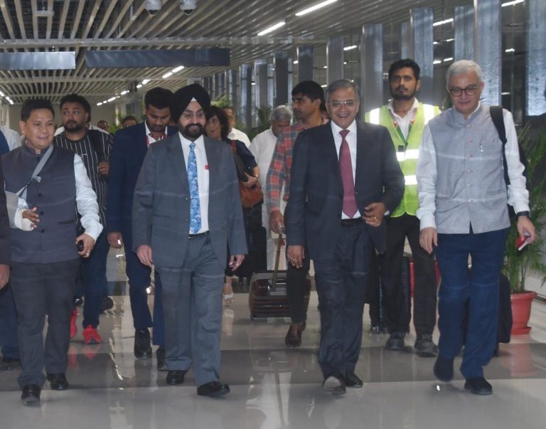 मुख्य निर्वाचन आयुक्त ज्ञानेश कुमार के नेतृत्व में आयोग की टीम बिहार विधानसभा चुनाव तैयारियों की समीक्षा हेतु पटना पहुँची