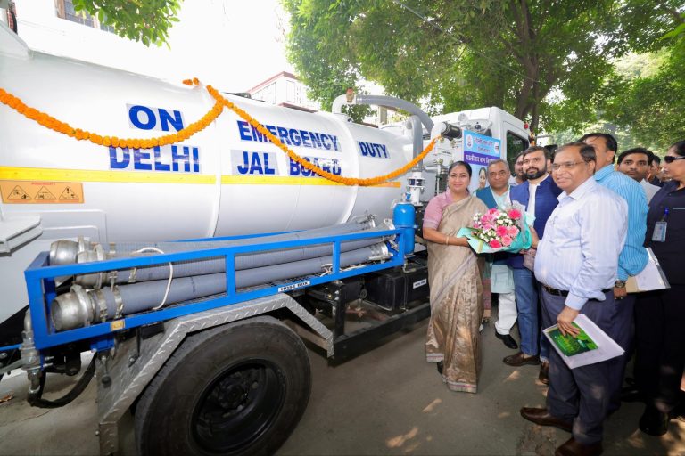 मुख्यमंत्री रेखा गुप्ता ने पीतमपुरा के वैशाली एन्कलेव में नई सड़क और ड्रेनेज सिस्टम के कार्यों का शुभारंभ किया