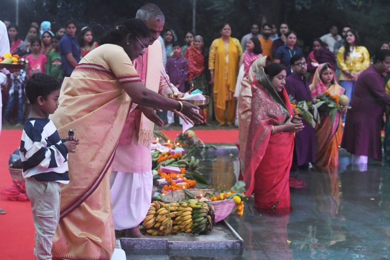 President Droupadi Murmu Offers Arghya to Setting Sun on Chhath Puja