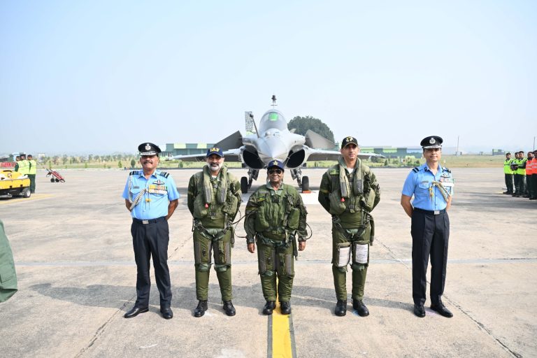 राष्ट्रपति द्रौपदी मुर्मु ने अंबाला के एयरफोर्स स्‍टेशन से रफाल लड़ाकू विमान में उड़ान भरी