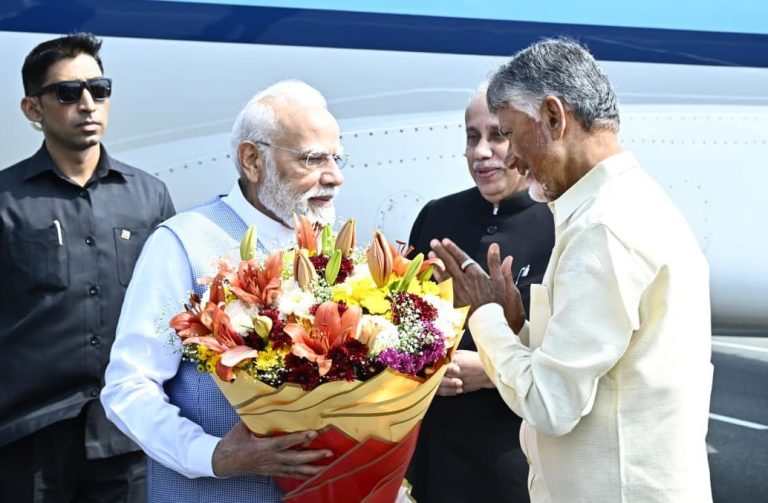 आंध्र प्रदेश पहुंचने पर प्रधानमंत्री मोदी का स्वागत, कुछ ही देर में विभिन्‍न विकास परियोजनाओं का करेंगे उद्घाटन