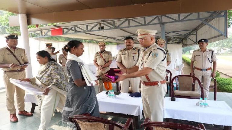 चाईबासा पुलिस केंद्र में मनाया गया पुलिस स्मृति दिवस, शहीद परिवारों का हुआ सम्मान