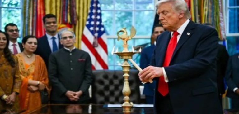 अमरीका के राष्ट्रपति डॉनल्ड ट्रंप ने व्‍हाइट हाउस में दि‍वाली समारोह में भाग लिया