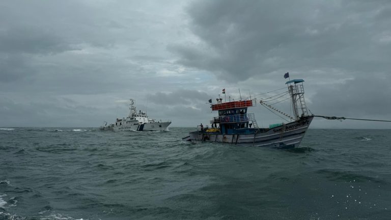 भारतीय तटरक्षक ने अरब सागर में गंभीर रूप से घायल ईरान के एक मछुआरे को बचाया
