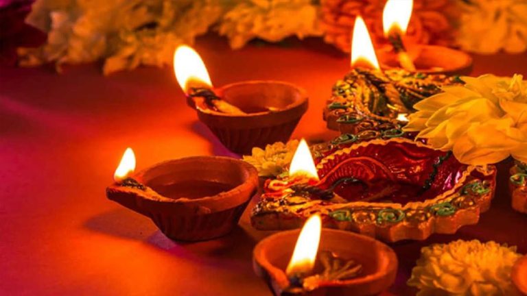 दीपों का त्यौहार दीपावली आज समूचे देश में पारंपरिक हर्षोल्लास के साथ मनायी जा रही है