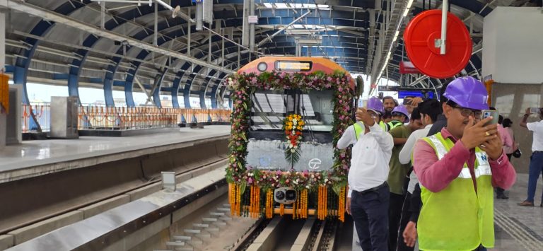 बिहार के मुख्यमंत्री नीतीश कुमार ने आज पटना मेट्रो रेल सेवा के पहले चरण का उद्घाटन किया
