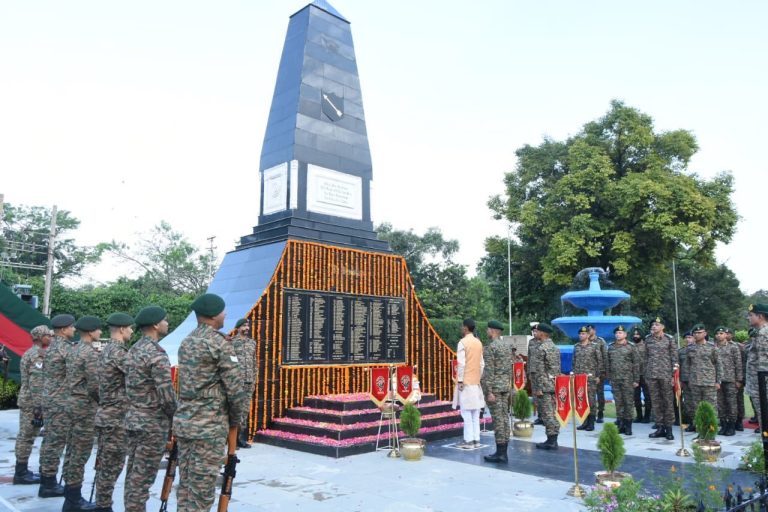 रक्षा राज्य मंत्री संजय सेठ ने फिरोजपुर में भारतीय सेना की गोल्डन एरो डिवीजन का दौरा किया