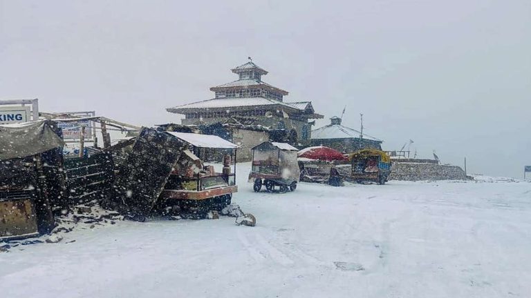कश्मीर घाटी के ऊँचे इलाकों में मौसम की पहली बर्फबारी