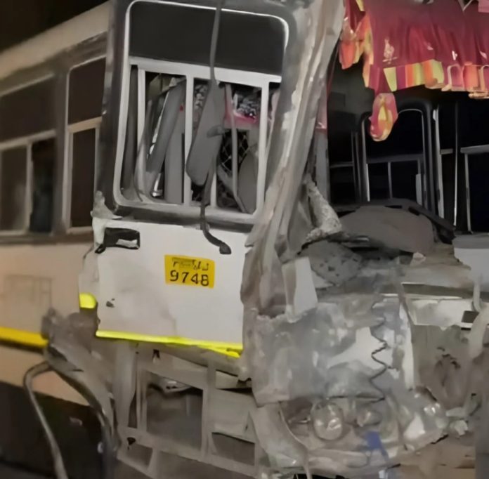 पंजाब के फाजिल्का में बस-ट्रक के बीच भीषण टक्कर, 2 लोगों की मौत और 15 के घायल होने की खबर पंजाब के फाजिल्का में बस-ट्रक के बीच भीषण टक्कर, 2 लोगों की मौत और 15 के घायल होने की खबर