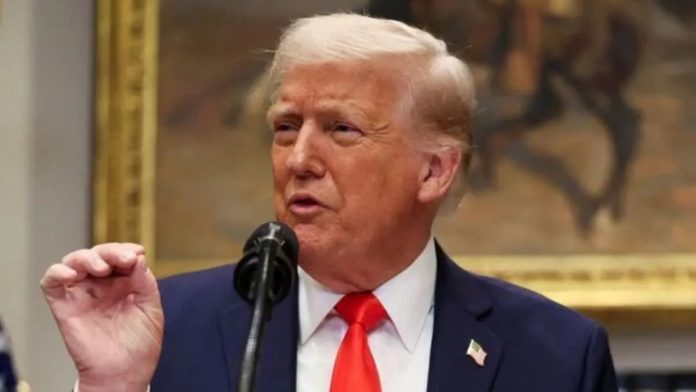 'हर अमेरिकी को मिलेंगे 2000 डॉलर', ट्रंप ने बताया टैरिफ नीति का फायदा; विरोध करने वालों को कहा मूर्ख