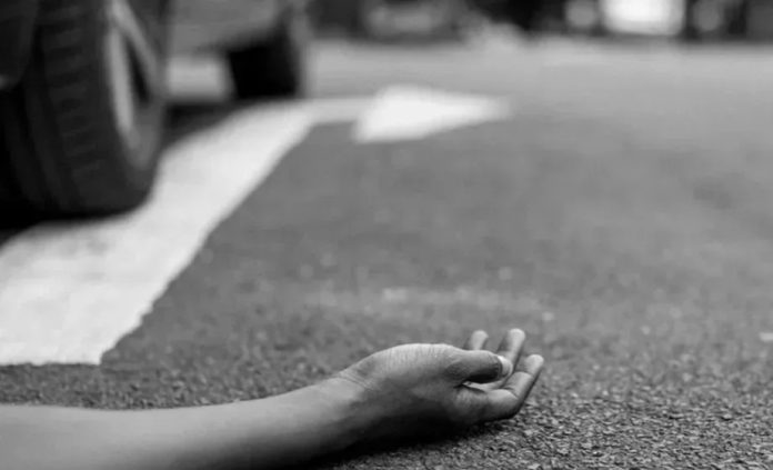 ओडिशा : तेज रफ्तार ट्रक ने बाइक को रौंदा, मौके पर ही तीन लोगों की मौत की खबर ओडिशा : तेज रफ्तार ट्रक ने बाइक को रौंदा, मौके पर ही तीन लोगों की मौत की खबर