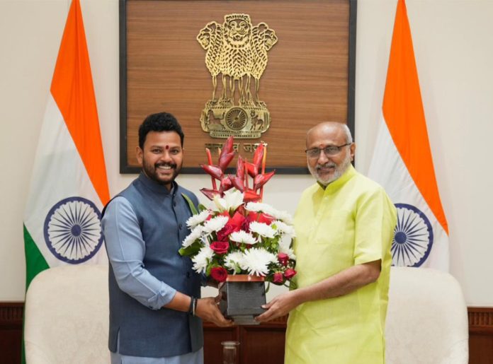 केंद्रीय नागरिक उड्डयन मंत्री के. राममोहन नायडू ने उपराष्ट्रपति सी.पी. राधाकृष्णन से मुलाकात की