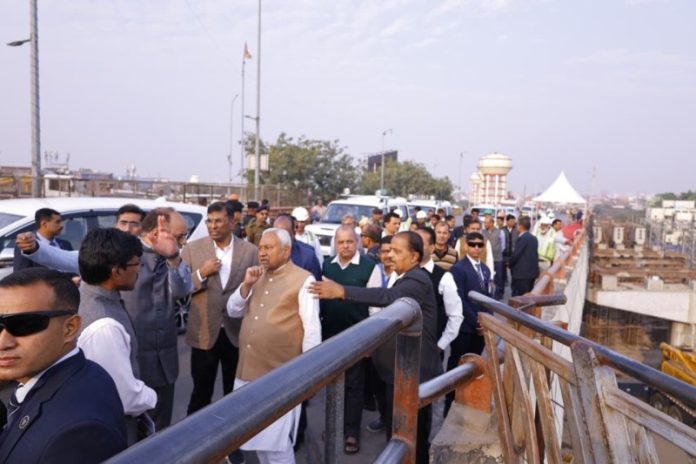 बिहार : सीएम नीतीश ने सिपारा आरओबी-मीठापुर एलिवेटेड पथ का निरीक्षण किया