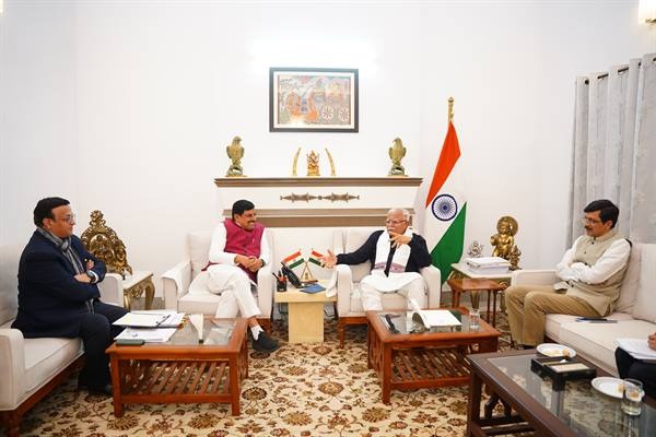 मुख्यमंत्री डॉ. यादव ने केंद्रीय मंत्री डा. खट्टर से की सौजन्य भेंट मुख्यमंत्री डॉ. यादव ने केंद्रीय मंत्री डा. खट्टर से की सौजन्य भेंट