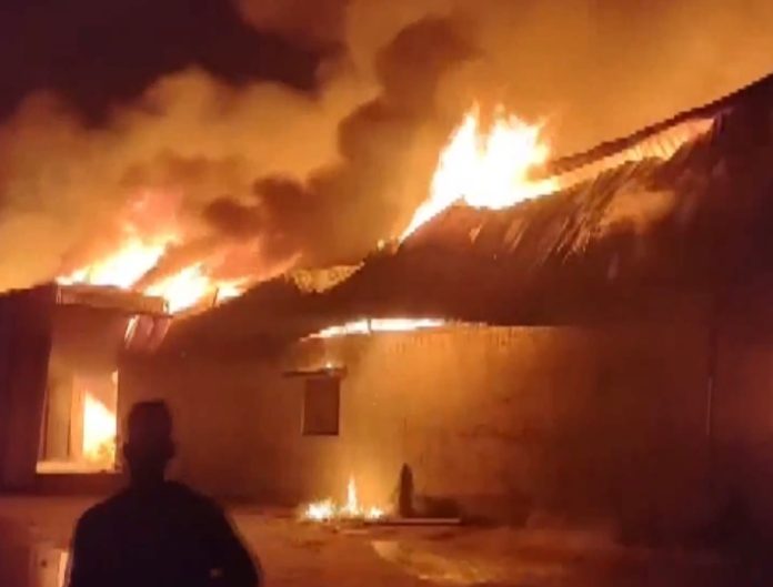 गुजरात : सूरत में लकड़ी के गोदाम में लगी भीषण आग गुजरात : सूरत में लकड़ी के गोदाम में लगी भीषण आग