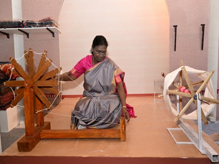 राष्ट्रपति मुर्मू ने सिकंदराबाद में भारतीय कला महोत्सव के दूसरे संस्करण का किया उद्घाटन राष्ट्रपति मुर्मू ने सिकंदराबाद में भारतीय कला महोत्सव के दूसरे संस्करण का किया उद्घाटन