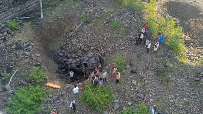 दिल्ली–मुंबई एक्सप्रेसवे पर दर्दनाक हादसा, रतलाम में बेकाबू कार खाई में गिरी; 5 लोगों की मौत की खबर दिल्ली–मुंबई एक्सप्रेसवे पर दर्दनाक हादसा, रतलाम में बेकाबू कार खाई में गिरी; 5 लोगों की मौत की खबर