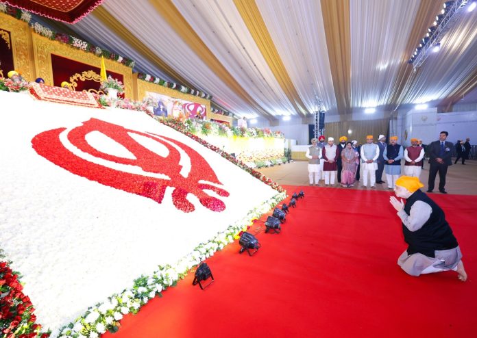 केंद्रीय गृह मंत्री अमित शाह ने दिल्ली में गुरु तेग बहादुर जी के 350वें शहीदी दिवस पर उन्हें श्रद्धांजलि अर्पित की