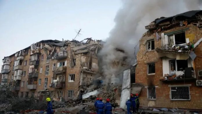 रूस ने यूक्रेन पर तीन मिसाइलों और 135 ड्रोन से बोला हमला, 9 की मौत की खबर रूस ने यूक्रेन पर तीन मिसाइलों और 135 ड्रोन से बोला हमला, 9 की मौत की खबर