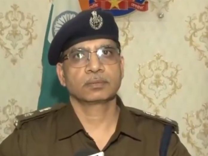 इंदौर क्राइम ब्रांच ने कथित 1.60 करोड़ रुपये के 'डिजिटल अरेस्ट' घोटाले में 2 और लोगों को किया गिरफ्तार, कुल 17 गिरफ्तार इंदौर क्राइम ब्रांच ने कथित 1.60 करोड़ रुपये के 'डिजिटल अरेस्ट' घोटाले में 2 और लोगों को किया गिरफ्तार, कुल 17 गिरफ्तार