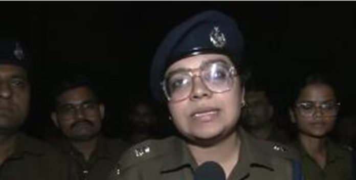 मप्र : ग्वालियर पुलिस ने अवैध स्पा सेंटरों पर कार्रवाई की; संचालकों समेत 7 लड़कियां और 4 लड़के गिरफ्तार मप्र : ग्वालियर पुलिस ने अवैध स्पा सेंटरों पर कार्रवाई की; संचालकों समेत 7 लड़कियां और 4 लड़के गिरफ्तार