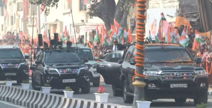 अयोध्या राम मंदिर में ध्वजारोहण समारोह से पहले पीएम मोदी ने किया रोड शो अयोध्या राम मंदिर में ध्वजारोहण समारोह से पहले पीएम मोदी ने किया रोड शो