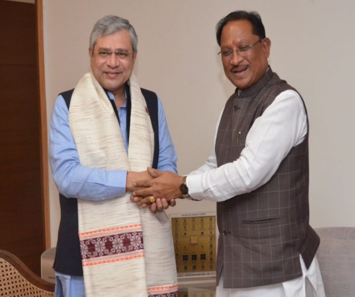 छत्तीसगढ़ के मुख्यमंत्री विष्णु देव साय ने रेल मंत्री अश्विनी वैष्णव से की मुलाकात, रेल संपर्क मजबूत करने पर चर्चा की छत्तीसगढ़ के मुख्यमंत्री विष्णु देव साय ने रेल मंत्री अश्विनी वैष्णव से की मुलाकात, रेल संपर्क मजबूत करने पर चर्चा की