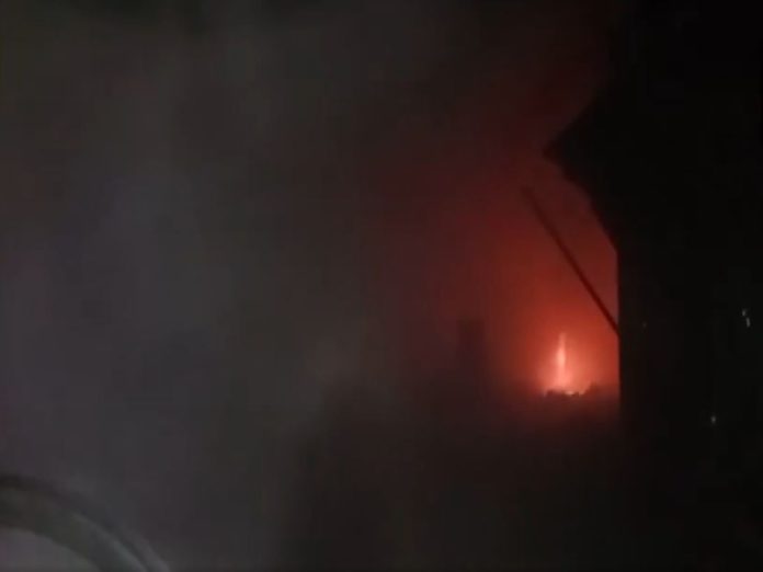 उप्र : लखनऊ में भीषण आग में पांच दुकानें जलकर खाक उप्र : लखनऊ में भीषण आग में पांच दुकानें जलकर खाक