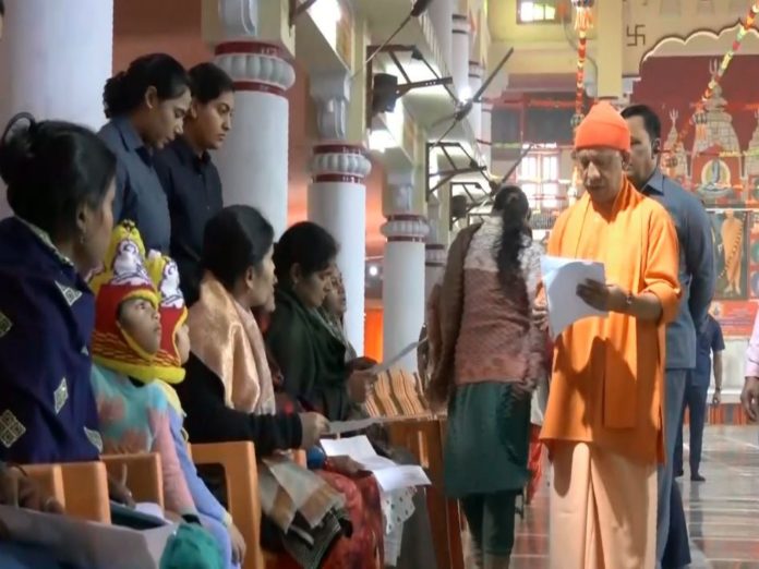 यूपी : सीएम योगी ने गोरखपुर के गोरखनाथ मंदिर में जनता दर्शन में लोगों से मुलाकात कर उनकी समस्याएं सुनीं यूपी : सीएम योगी ने गोरखपुर के गोरखनाथ मंदिर में जनता दर्शन में लोगों से मुलाकात कर उनकी समस्याएं सुनीं