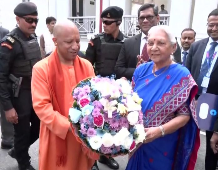 यूपी के सीएम योगी ने राज्यपाल आनंदीबेन पटेल से उनके जन्मदिन पर मुलाकात की यूपी के सीएम योगी ने राज्यपाल आनंदीबेन पटेल से उनके जन्मदिन पर मुलाकात की