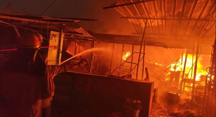 उप्र : कानपुर के बाकरगंज बाजार में भीषण आग, 70 दुकानें जलकर खाक