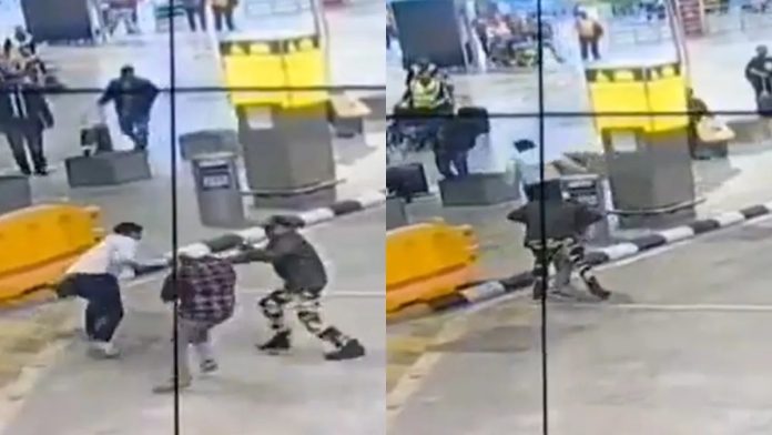 बेंगलुरु एयरपोर्ट पर हमले की साजिश नाकाम, सीआईएसएफ ने चाकू लेकर दौड़ रहे टैक्सी ड्राइवर को पकड़ा बेंगलुरु एयरपोर्ट पर हमले की साजिश नाकाम, सीआईएसएफ ने चाकू लेकर दौड़ रहे टैक्सी ड्राइवर को पकड़ा