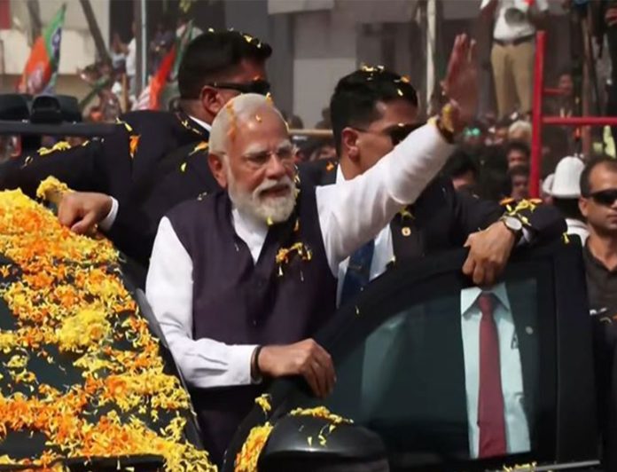 कर्नाटक : पीएम मोदी ने उडुपी में लक्षकांठ गीता पारायण से पहले रोड शो किया